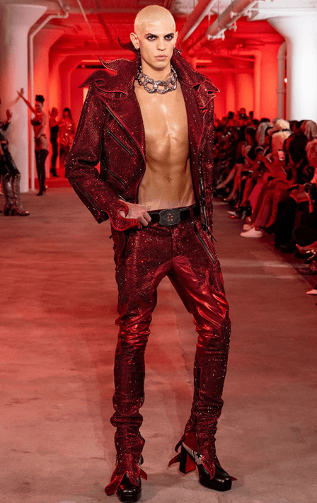The Blonds defilesinde kırmızı kristal işlemeli podyum görünümü